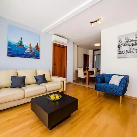 Riva With Sea View Apartamento *